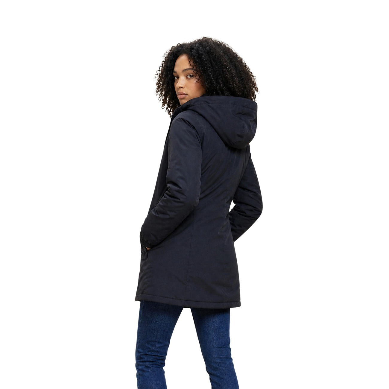 Parka K-Way donna reversibile Denise K6128UW. Giacca a tre quarti impermeabile con cappuccio regolabile, tessuto elasticizzato traspirante, imbottitura mezza stagione, tasche con zip e logo in silicone bianco.