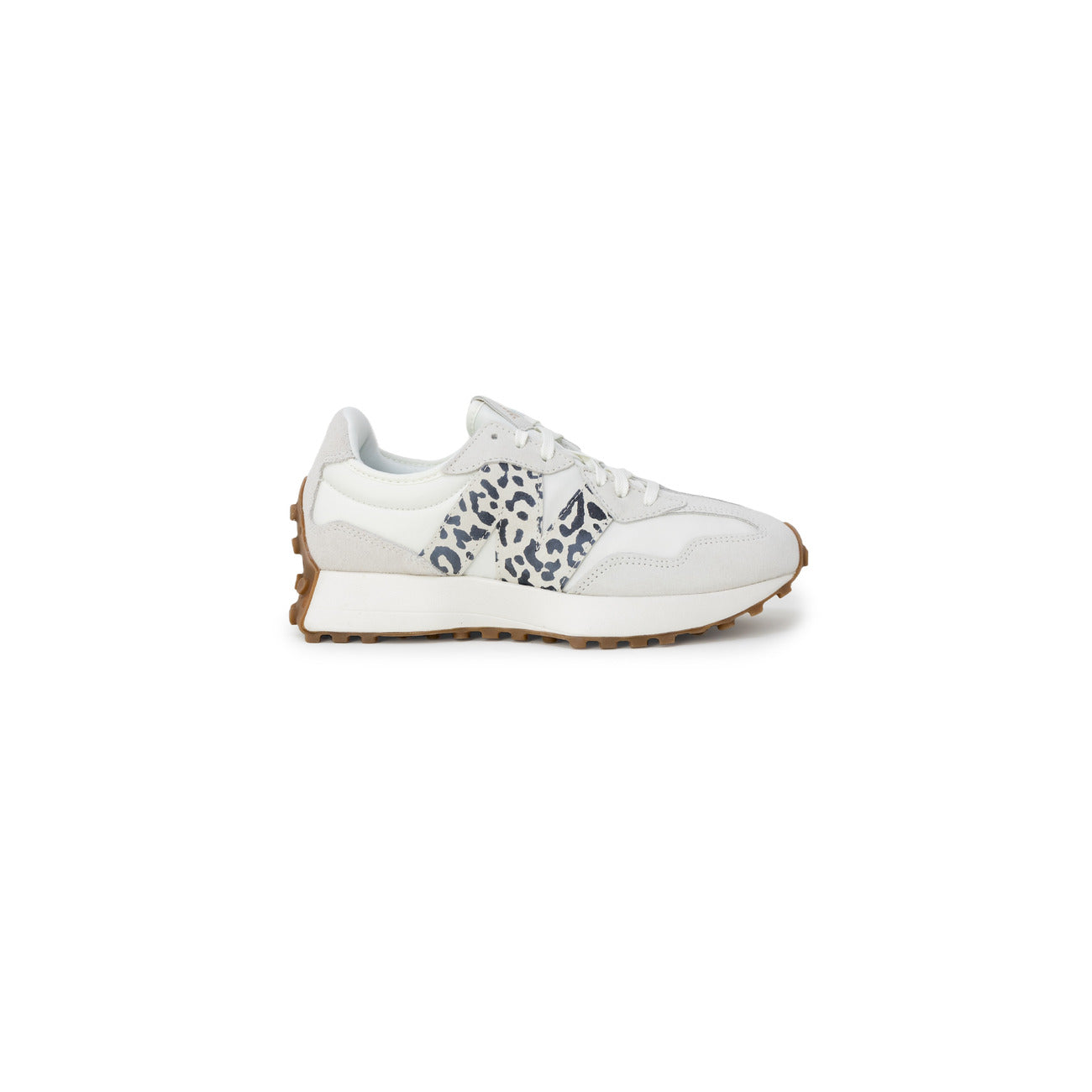 New Balance WS327PJ; sneakers leggere in tessuto tecnico con suola a carrarmato distintiva e branding laterale macro. Stile di tendenza e comfort quotidiano. Vista laterale 