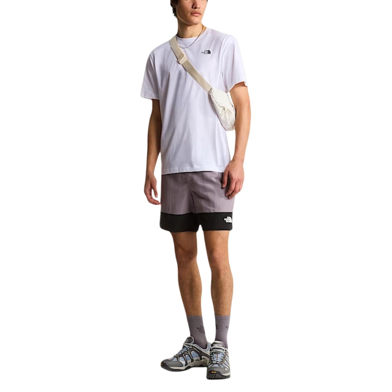 T-shirt The North Face uomo bianca con logo maniche corte scollo tondo 60% cotone 40% poliestere - vista frontale indossata da modello figura intera
