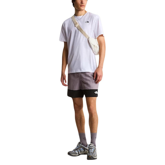 T-shirt The North Face uomo bianca con logo maniche corte scollo tondo 60% cotone 40% poliestere - vista frontale indossata da modello figura intera
