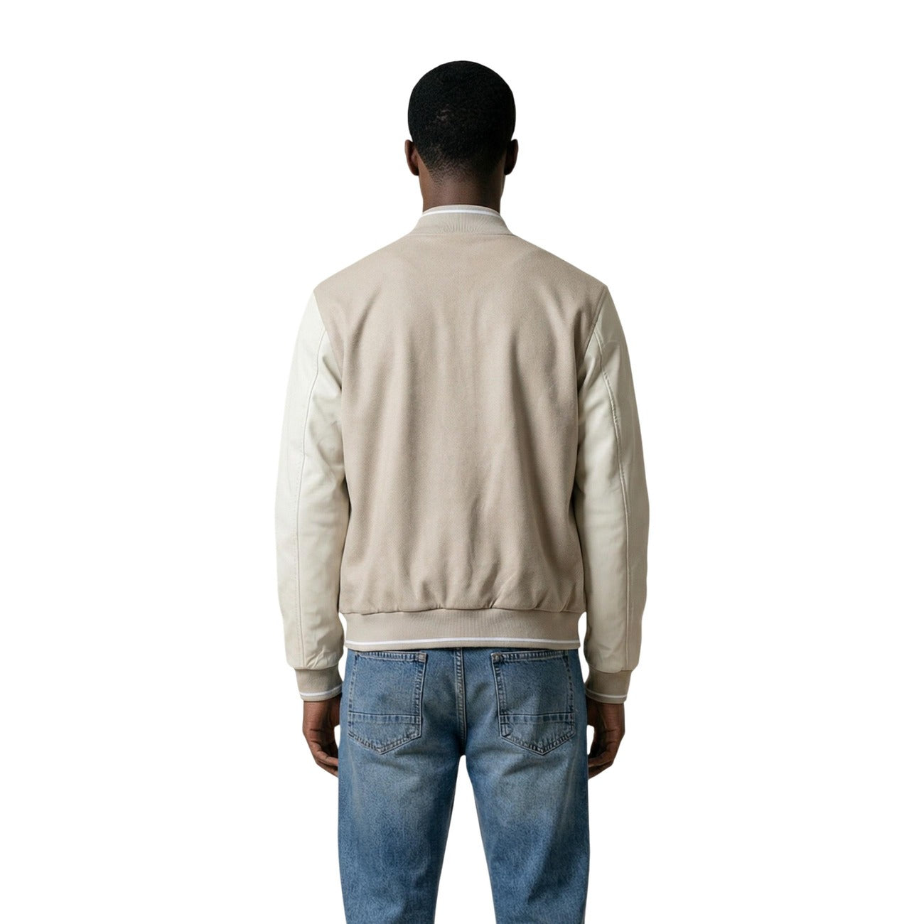 Antony Morato Bomber Sand; giubbotto regular fit, colletto coreana e zip a due direzioni. Design minimalista 100% poliestere, ideale per la mezza stagione. Vista posteriore 