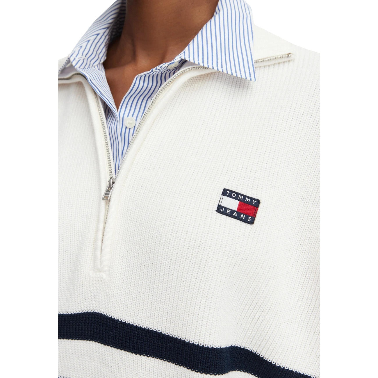 Maglia Tommy Jeans donna a righe bianche DW0DW22928. Pullover oversize colore Ancient White Stripe con mezza cerniera e collo alto in 100% cotone biologico, fantasia marinière e patch logo classico, abbigliamento donna autunno inverno.