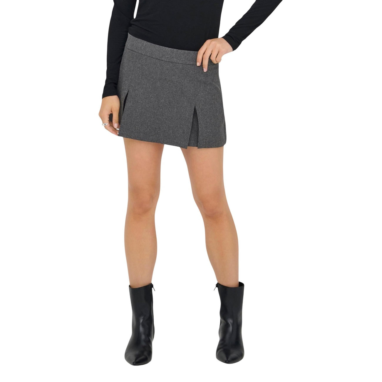 Shorts Jacqueline De Yong donna grigi gonna pantalone vita alta con tasche 63% poliestere 33% viscosa 4% elastan - vista frontale indossata da modello figura intera