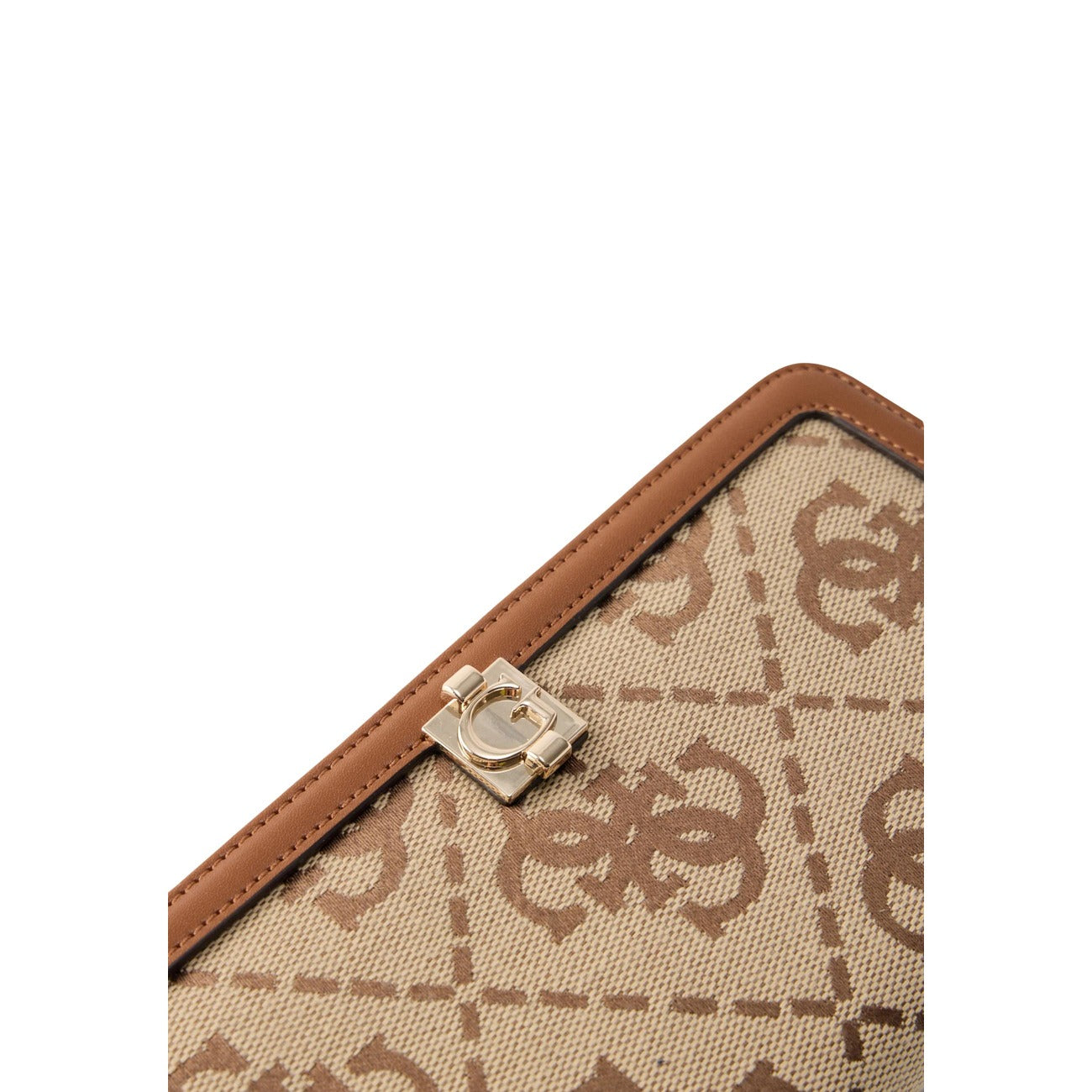Portafoglio Grande Donna Beige Guess Audrey Logo; Modello zip-around con stampa monogram all-over e cinturino da polso removibile. Interno organizzato con scomparti carte e tasca monete, stile casual-luxury 4 stagioni. Dettaglio 
