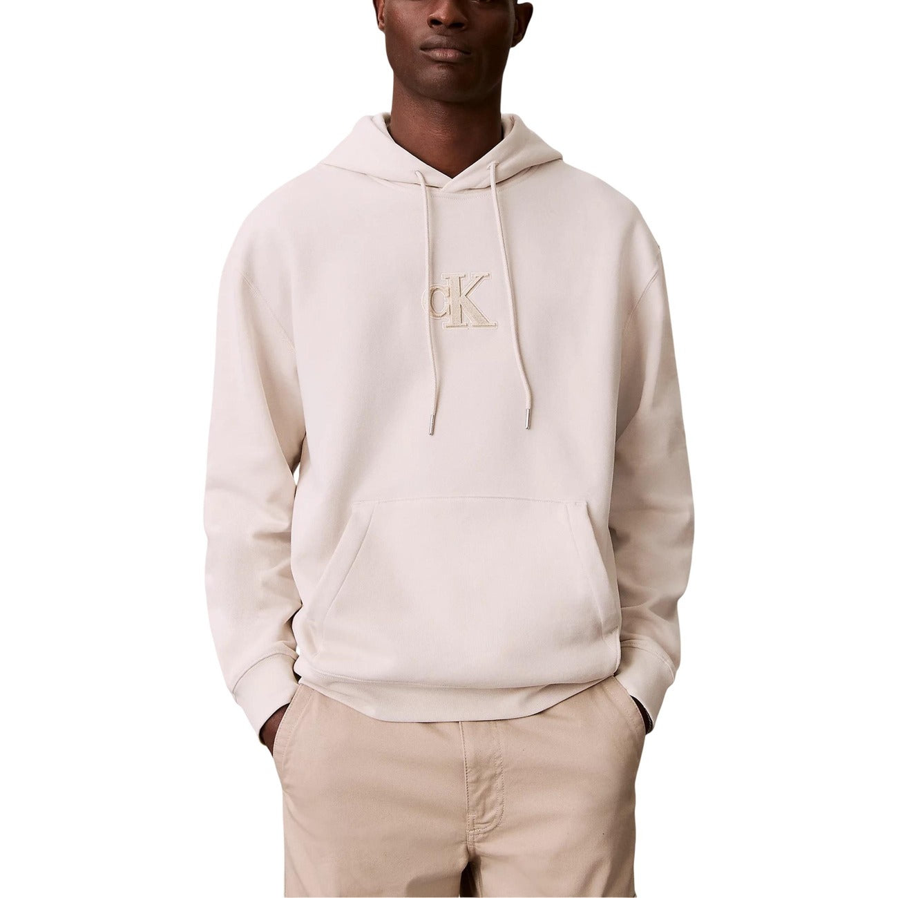 Felpa Relaxed Calvin Klein Monogram; 100% Cotone. Cappuccio con coulisse, tasca a marsupio, logo grafico. Taglio ampio e moderno, tessuto in pile di alta qualità. Beige vista frontale 