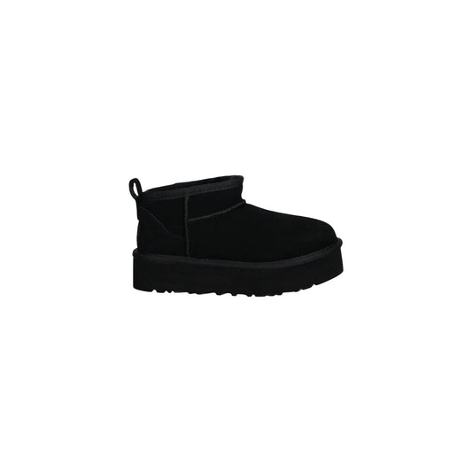Stivali UGG Classic Ultra Mini Platform neri da bambina e ragazza 1157791K. Stivaletti bassi in pelle scamosciata con suola spessa in EVA da canna da zucchero, cuciture a vista e calda imbottitura in lana rigenerata.