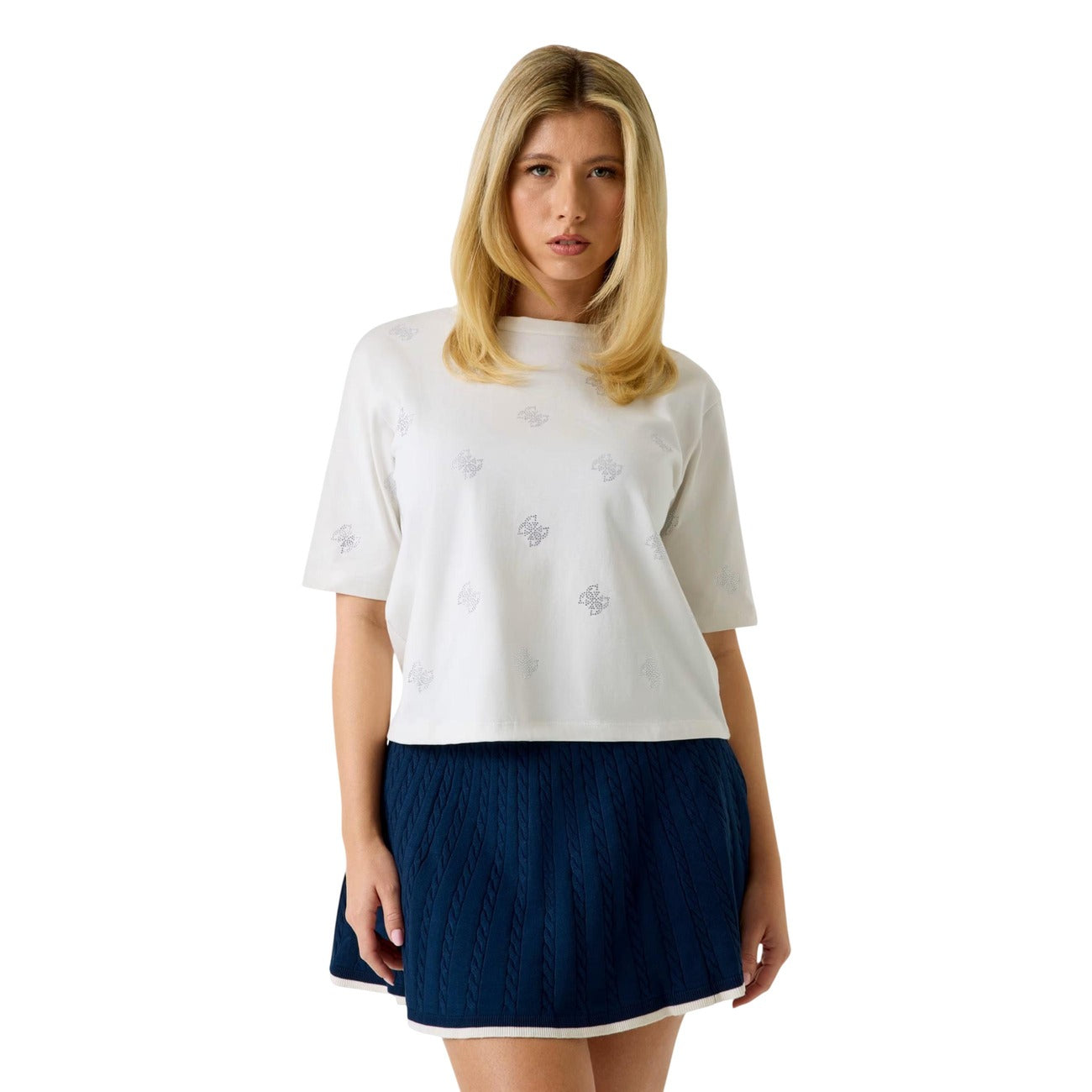 T-shirt Guess Silvy Bianco; 100% Cotone. Motivo 4G con microstrass, vestibilità ampia (wide fit), scollo tondo. Capo versatile della linea Guess Active, stile glamour-casual.
