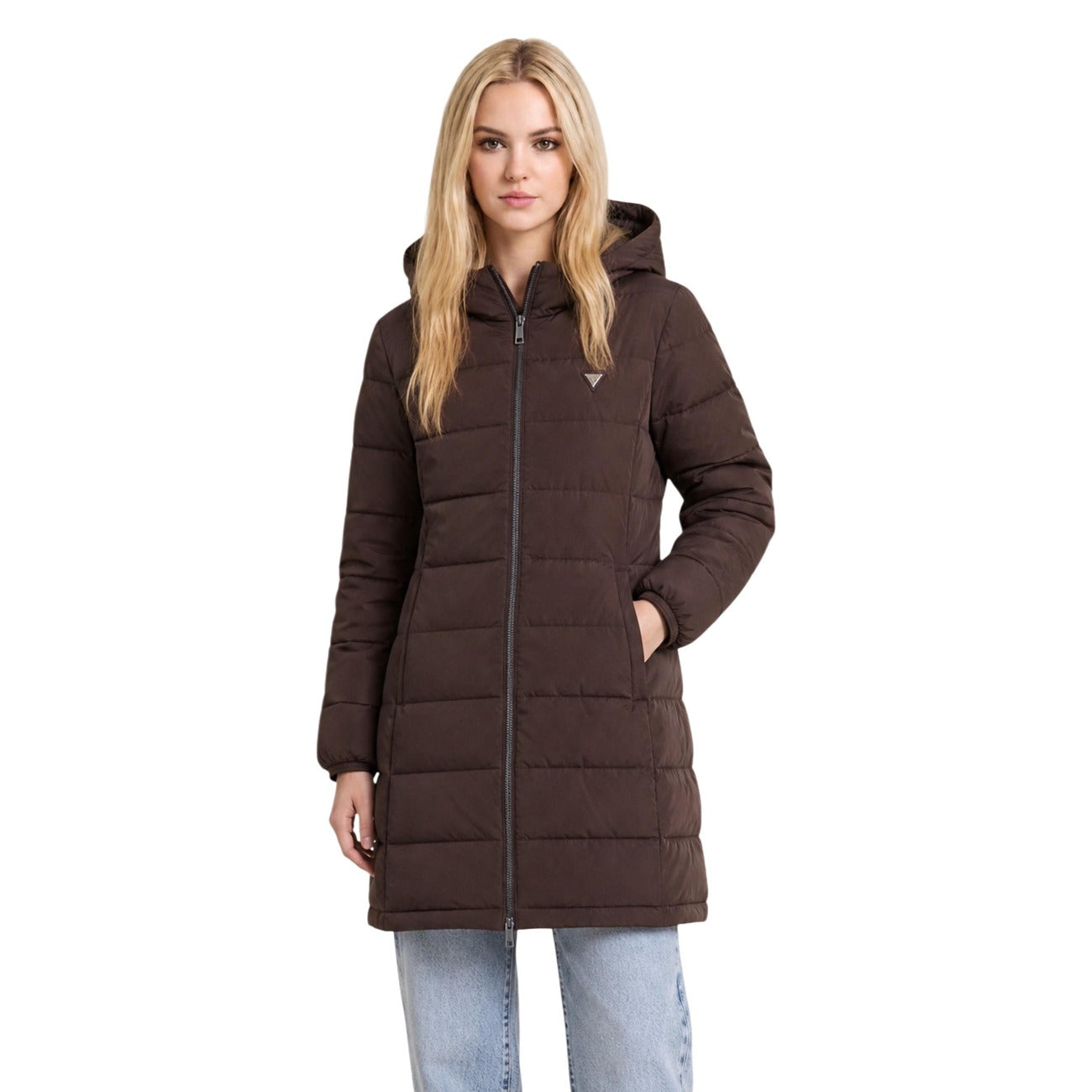 Piumino Lungo Trapuntato Marrone Donna Guess Active New Aleta; Tessuto 93% poliestere e 7% elastam con cappuccio e chiusura a zip doppio cursore. Logo sul petto, stile invernale casual-chic. Vista frontale 