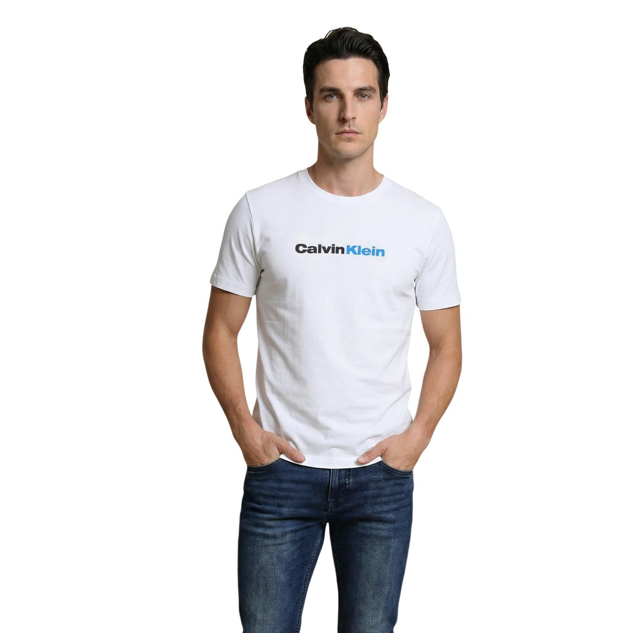 T-shirt Calvin Klein Jeans; 100% Cotone. Vestibilità regolare, logo frontale a contrasto, maniche corte. Maglia uomo traspirante, resistente e iconica per la stagione PE26. Colore bianco