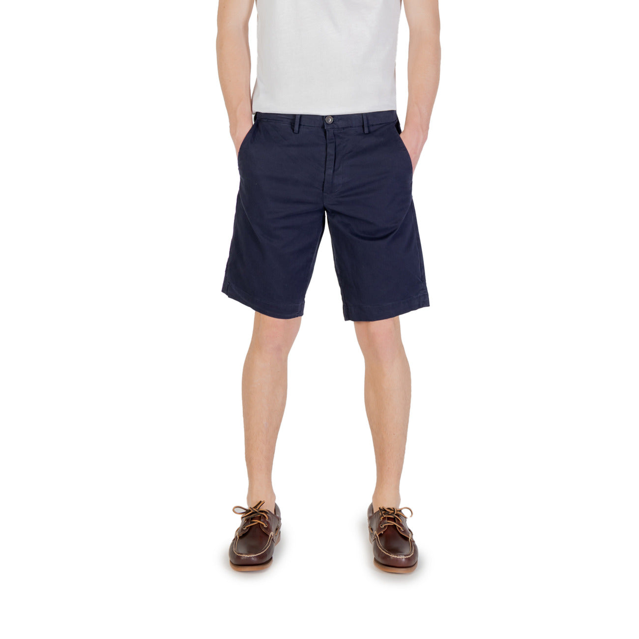 Manifattura Borghese Shorts blu eleganti; vestibilità regolare in cotone elasticizzato, silhouette minimalista con tasche a filo e stile sartoriale Made in Italy. Vista frontale 