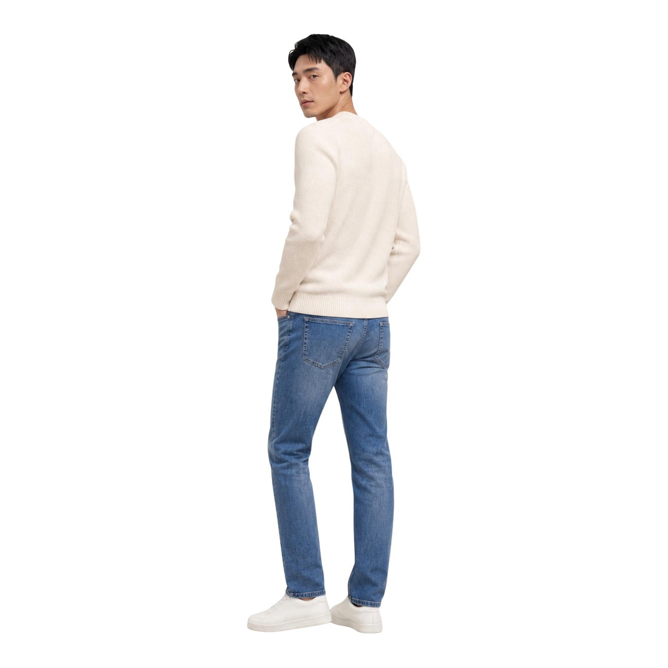 Maglione Tommy Jeans uomo bianco DM0DM20923. Pullover a girocollo in cotone sostenibile con lavorazione a maglia spessa, maniche lunghe, bordi a costine e logo classico applicato sul petto.