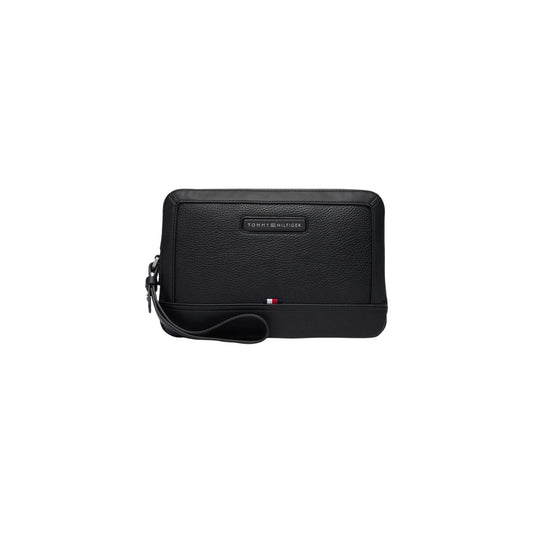 Pochette uomo Tommy Hilfiger; 100% Poliuretano Nero. Logo in rilievo, laccio da polso removibile, chiusura a zip. Dimensioni medie, stile casual-elegante 4 stagioni. Vista frontale 