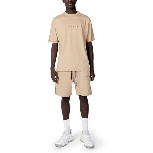 Completo shorts e t-shirt Hydra Clothing uomo beige modello NEW UNI. Tuta corta estiva stile streetwear minimalista in jersey di puro cotone con maglietta manica corta e pantaloncino con coulisse e tasche, abbigliamento casual e comodo da tempo libero.