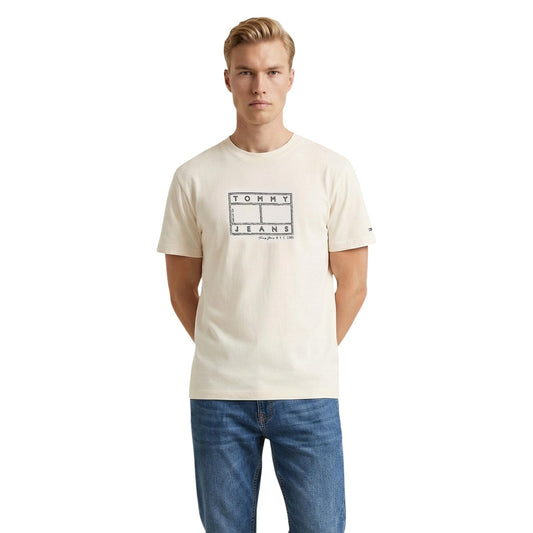 T-shirt Tommy Jeans Bianca; 100% Cotone Rigenerato. Regular fit, logo grafico stampato, scollatura tonda a costine. Capo versatile 4 stagioni, ideale per outfit casual e urban. Vista frontale 