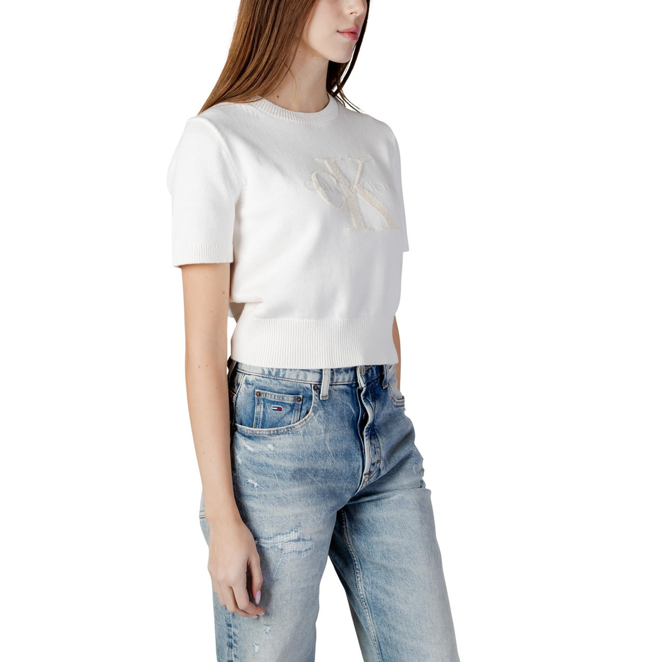 T-shirt Cropped CK Jeans; Beige. 100% Cotone premium. Logo in rilievo, girocollo, vestibilità moderna. Fresca, leggera e perfetta per look urban estivi. Frontale laterale 