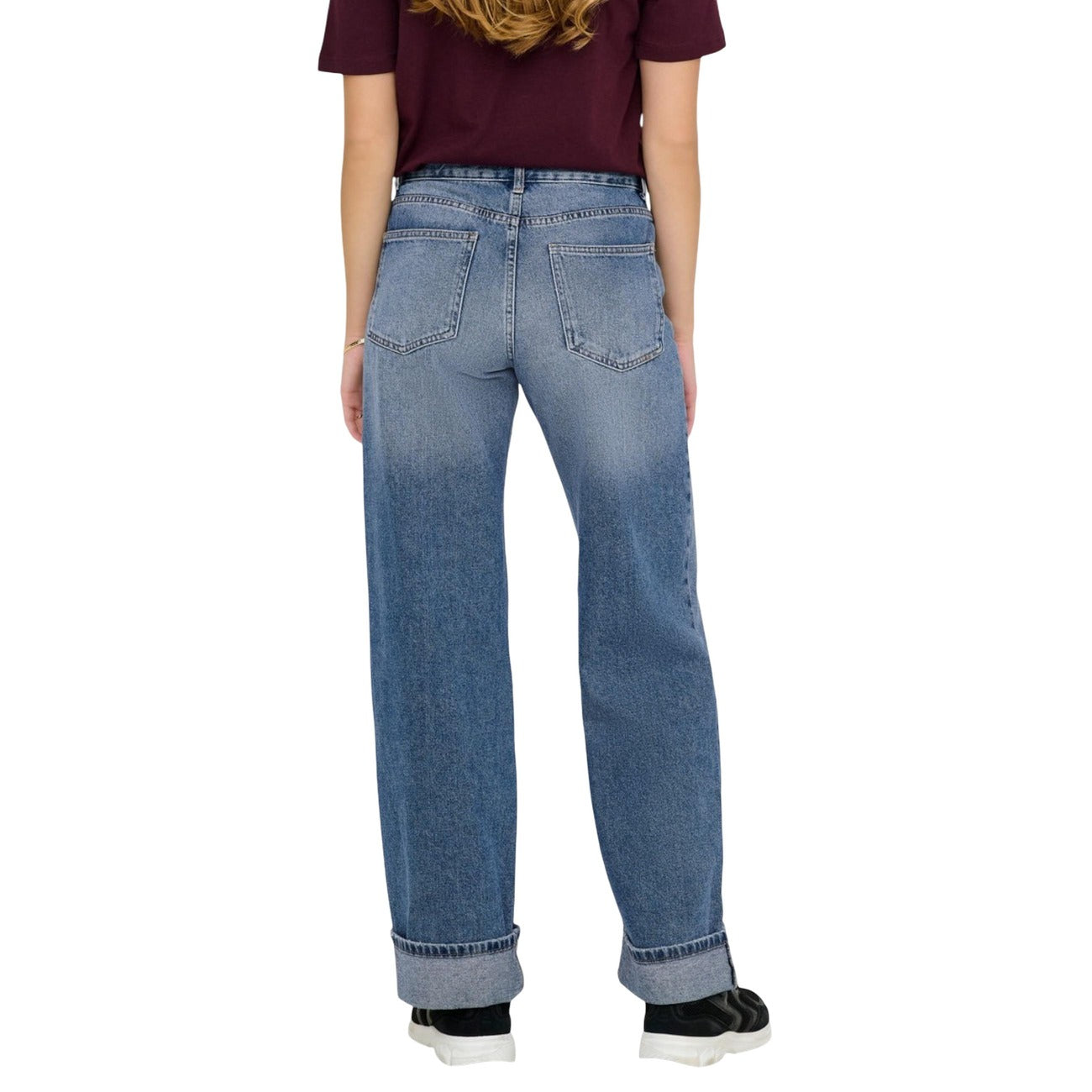 Jeans Wide Only Onlella; Blu. 100% Cotone. Gamba larga, fondo risvoltato, vita media. Vestibilità loose fit comoda e originale, stile 4 stagioni. Posteriore 