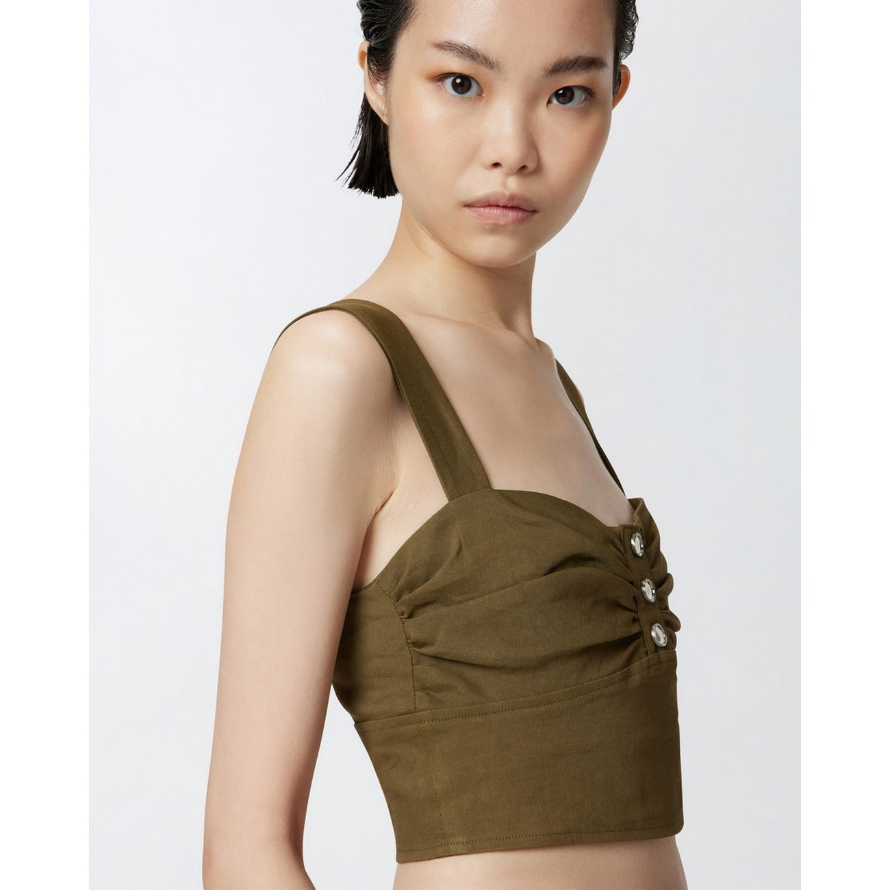 Top Pinko Verde; 55% Lino, 42% Viscosa. Schiena scoperta, chiusura con zip, bottoni decorativi. Tessuto leggero, vestibilità elegante, ideale per eventi estivi e tempo libero chic. Vieta laterale 