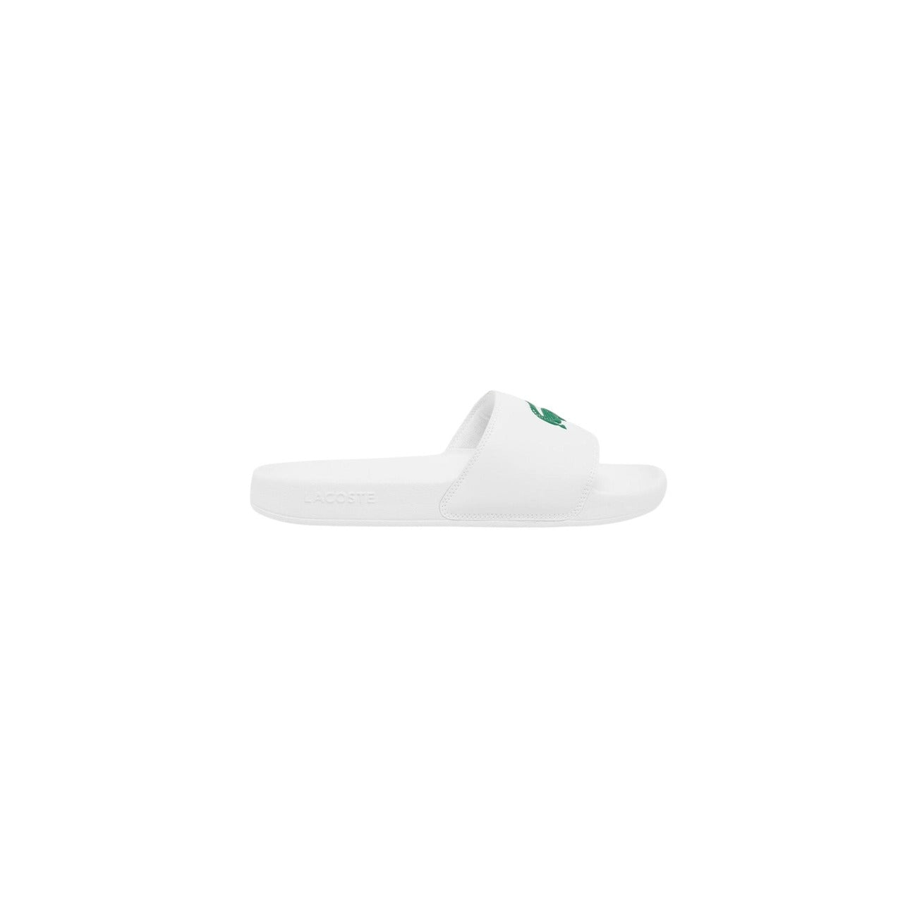 Ciabatte bianco a fascia da uomo Lacoste Serve Slide 1.0 con logo del coccodrillo in rilievo sulla fascia ampia e suola ergonomica coordinata. Vista laterale 