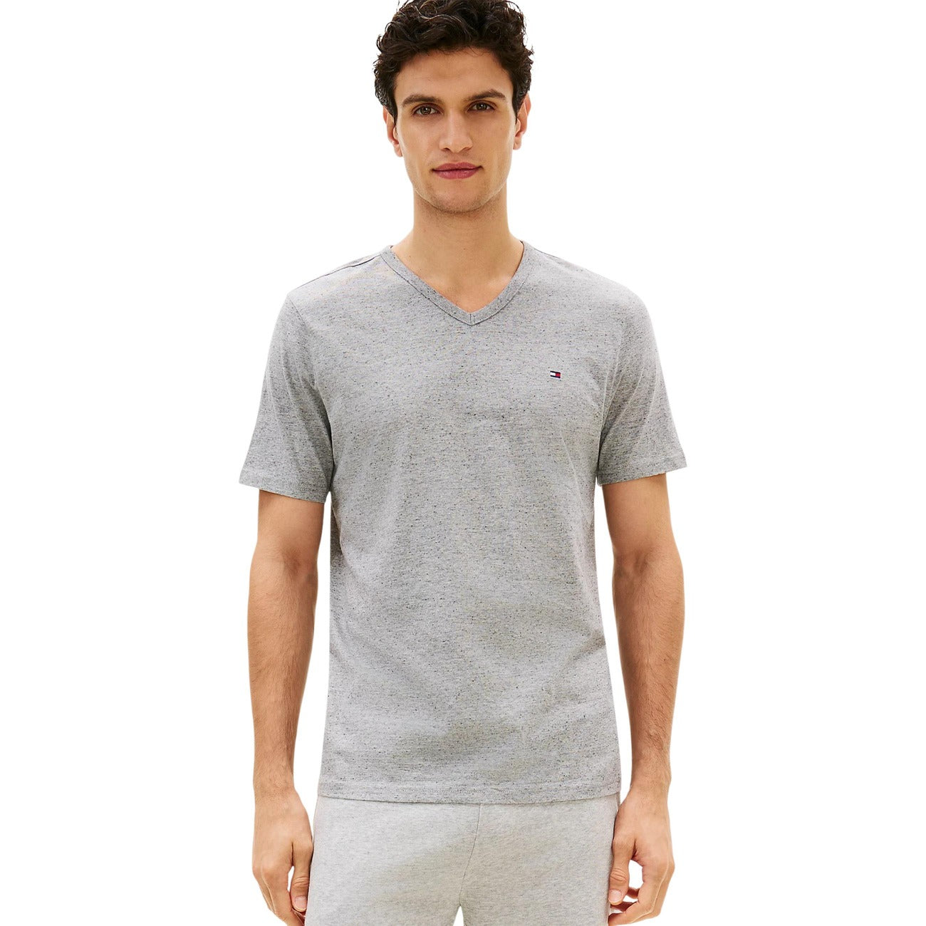 Pack 3 T-shirt Scollo a V Tommy Hilfiger; Multicolor (Nero/Grigio/Bianco). 100% Cotone Jersey. Maniche corte, bandierina ricamata. Comfort premium per ogni stagione. Grigia frontale 