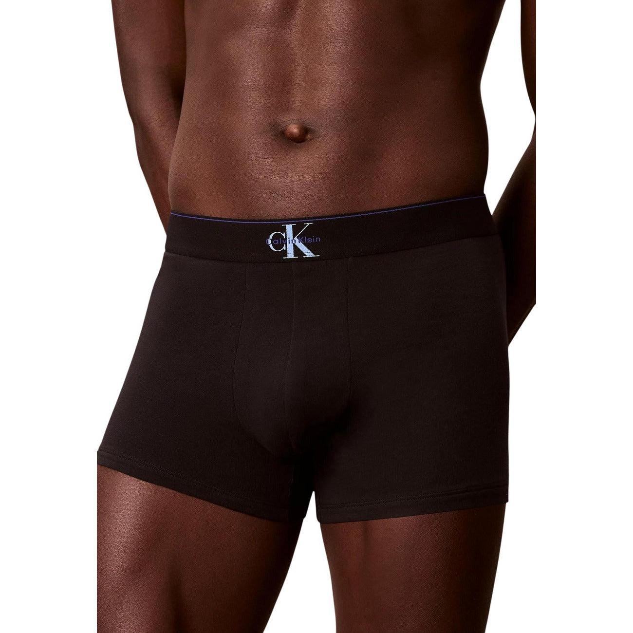 Pack 3 Boxer Trunk CK; Cotone Stretch. 95% Cotone e 5% Elastam, vita regolare con fascia logata, design traspirante e aderente. Qualità premium per l'uso quotidiano, supporto eccellente. Nero 
