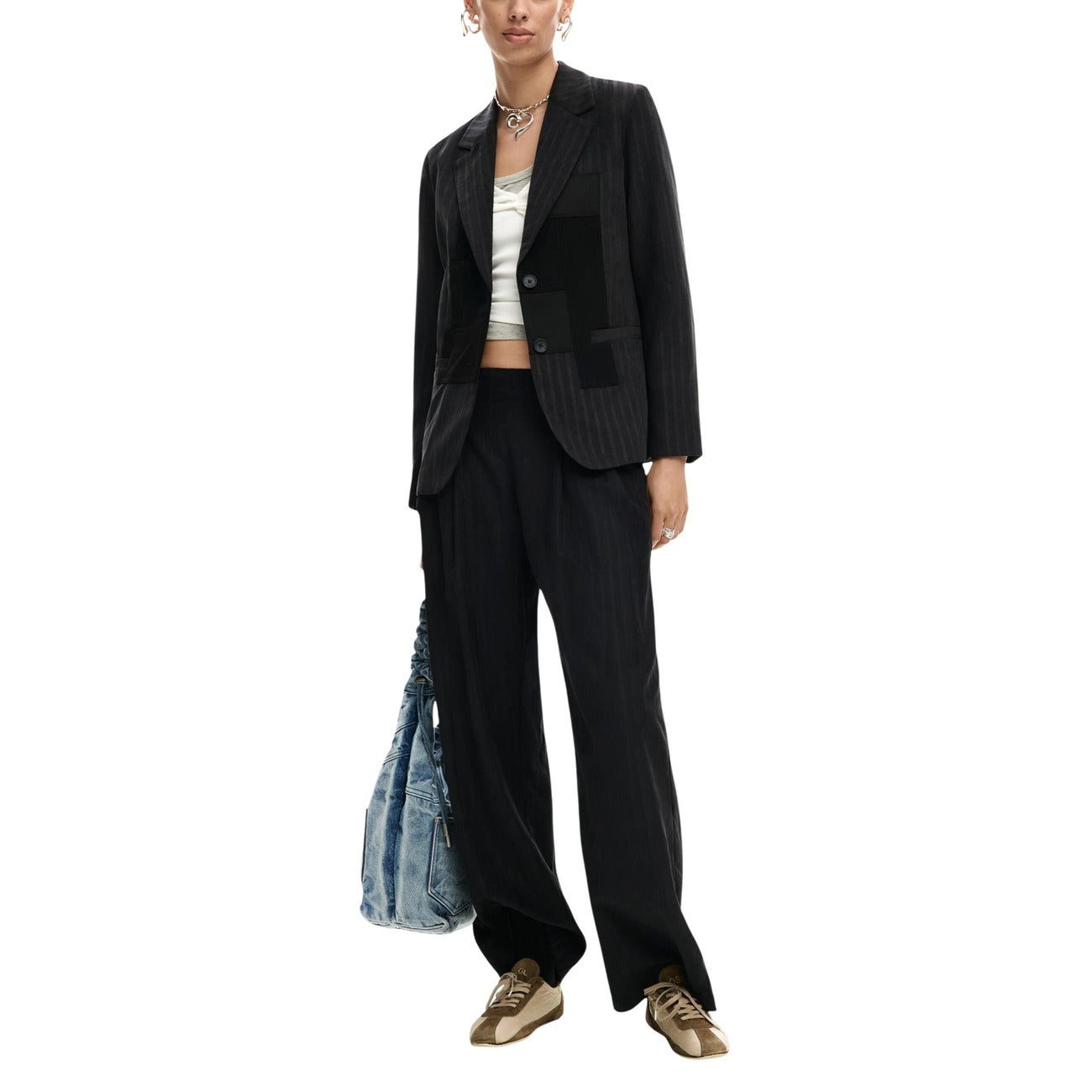 Pantaloni Desigual donna neri lunghi con pinces cerniera tasche 91% poliestere 9% poliammide - vista frontale indossati da modello figura intera 