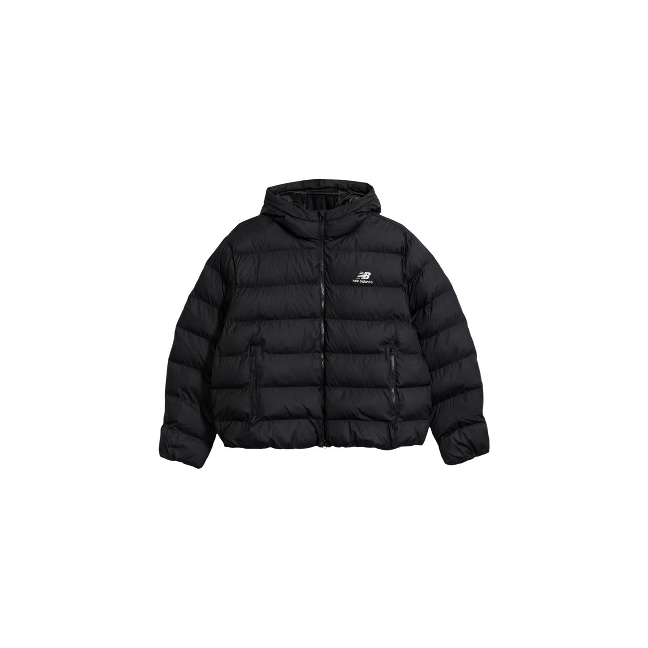 Piumino uomo New Balance nero MJ62G17OBK. Giacca invernale pesante da uomo nera in poliestere riciclato con ampia trapuntatura orizzontale, cappuccio regolabile, zip full zip e tasche con cerniera, giubbotto casual sportivo per il freddo.