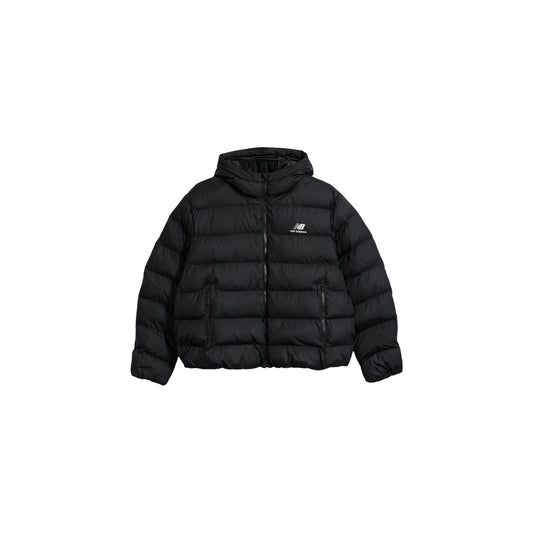 Piumino uomo New Balance nero MJ62G17OBK. Giacca invernale pesante da uomo nera in poliestere riciclato con ampia trapuntatura orizzontale, cappuccio regolabile, zip full zip e tasche con cerniera, giubbotto casual sportivo per il freddo.