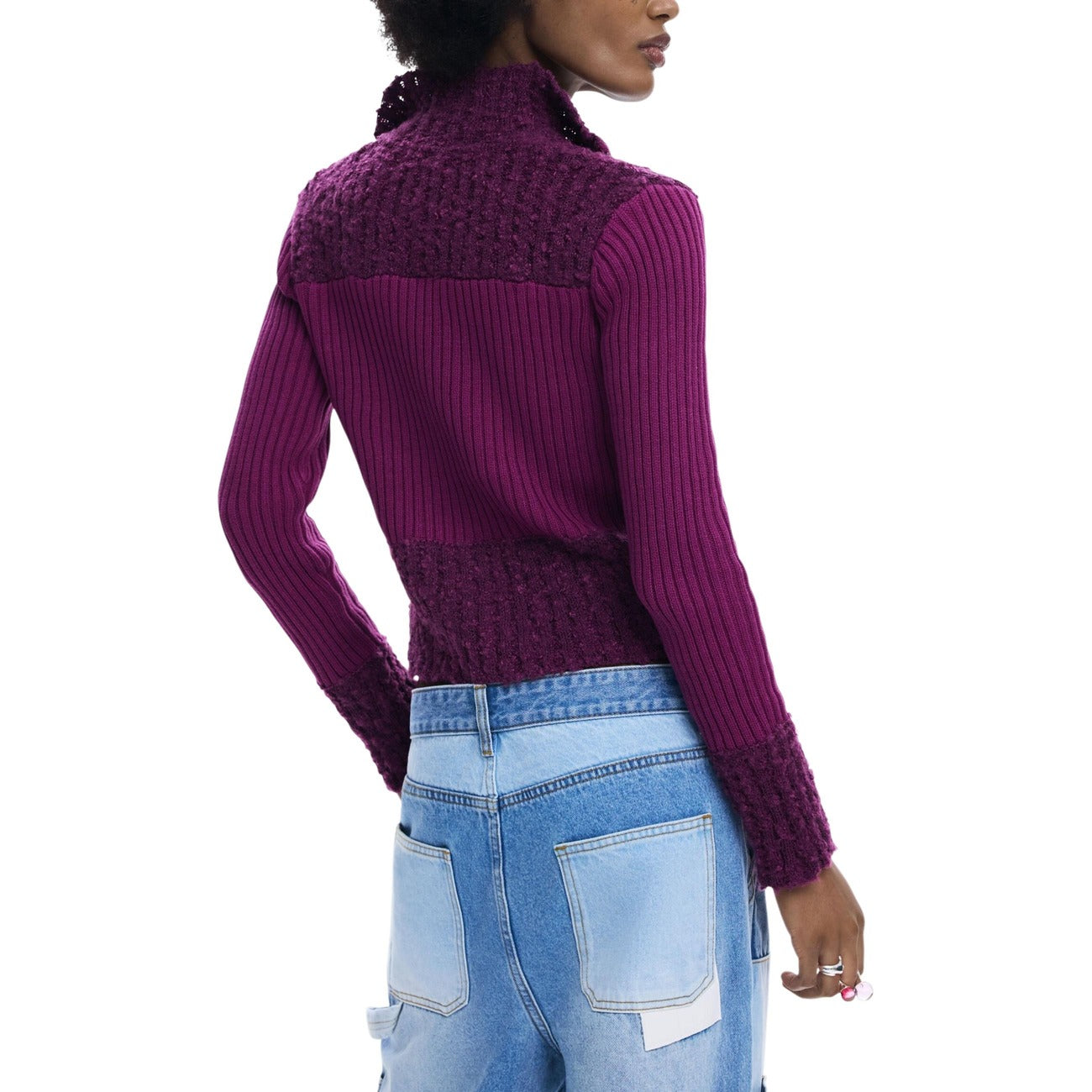 Cardigan Desigual donna fucsia viola con bottoni maniche lunghe - vista posteriore retro indossato da modello
