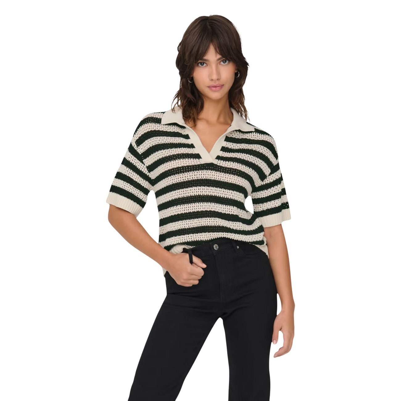 T-shirt Polo Donna a Righe Nere JDY Jacqueline de Yong; Pullover estivo a maniche corte in maglia traforata bicolore. Scollo a V con colletto e vestibilità morbida casual. Vista frontale 