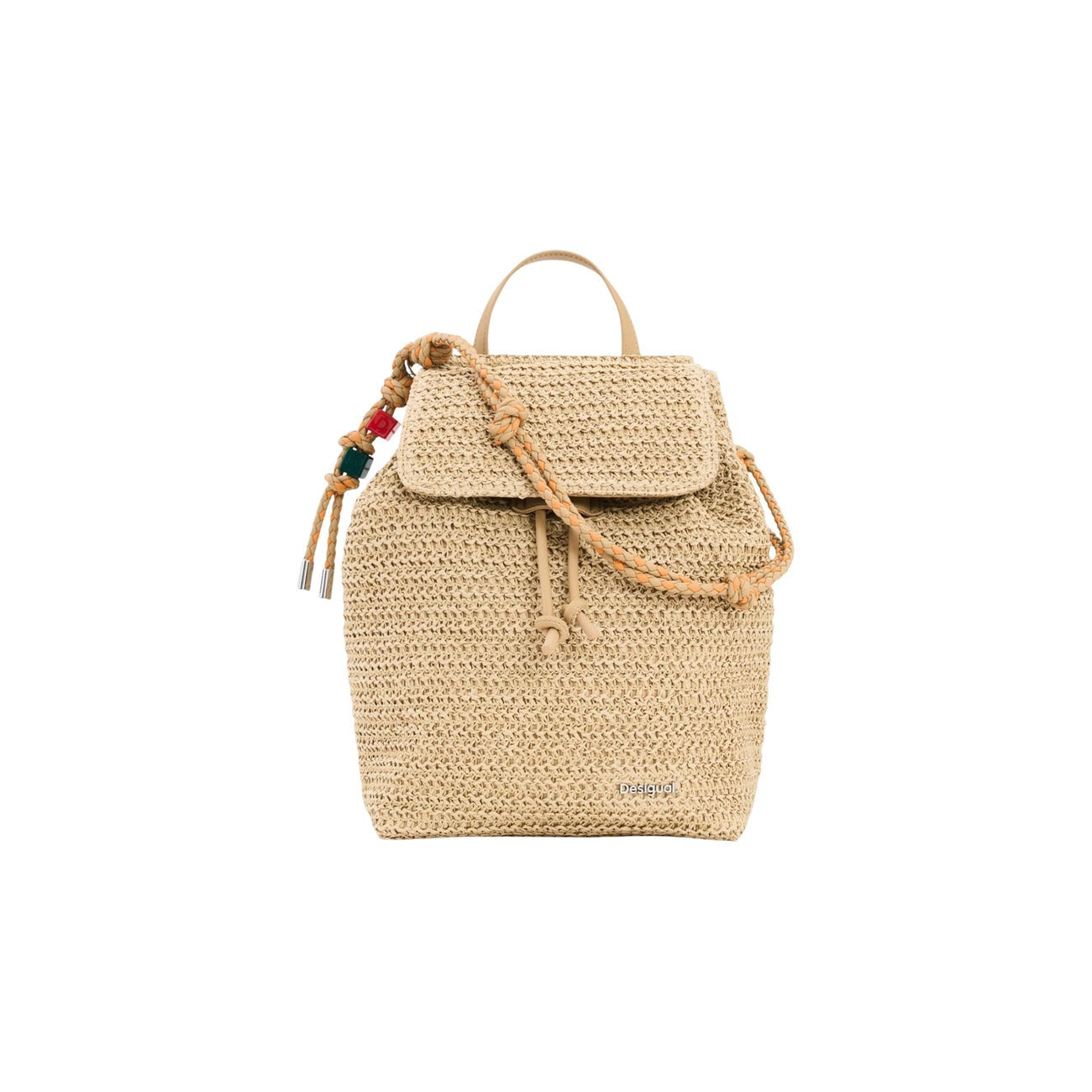 Zainetto Rafia SS26; certificato FSC, chiusura coulisse e bottone. Tracolle intercambiabili, charms portacarte, tasca interna zip. Stile boho-chic naturale, leggero e capiente. Colore beige 