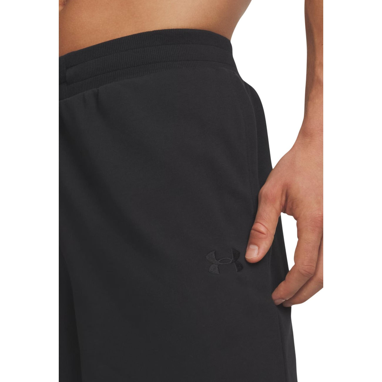 Bermuda Uomo Neri Under Armour Rival Lightweight; Pantaloncino sportivo leggero in misto cotone tinta unita. Vita elastica, tasche laterali e tasca posteriore, stile activewear e tempo libero primavera-estate.