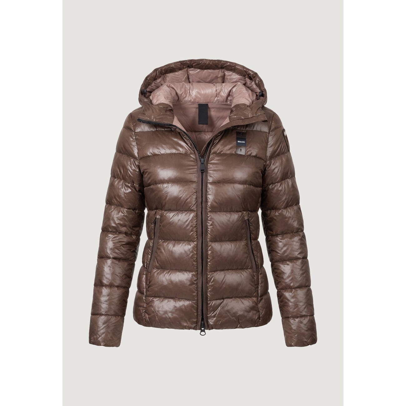 Piumino donna Blauer marrone Caroll 26WBLDC02070. Giubbotto corto da donna marrone trapuntato e sfiancato con cappuccio regolabile, zip a doppio cursore e logo Blauer sulla manica, giacca invernale calda e casual chic.