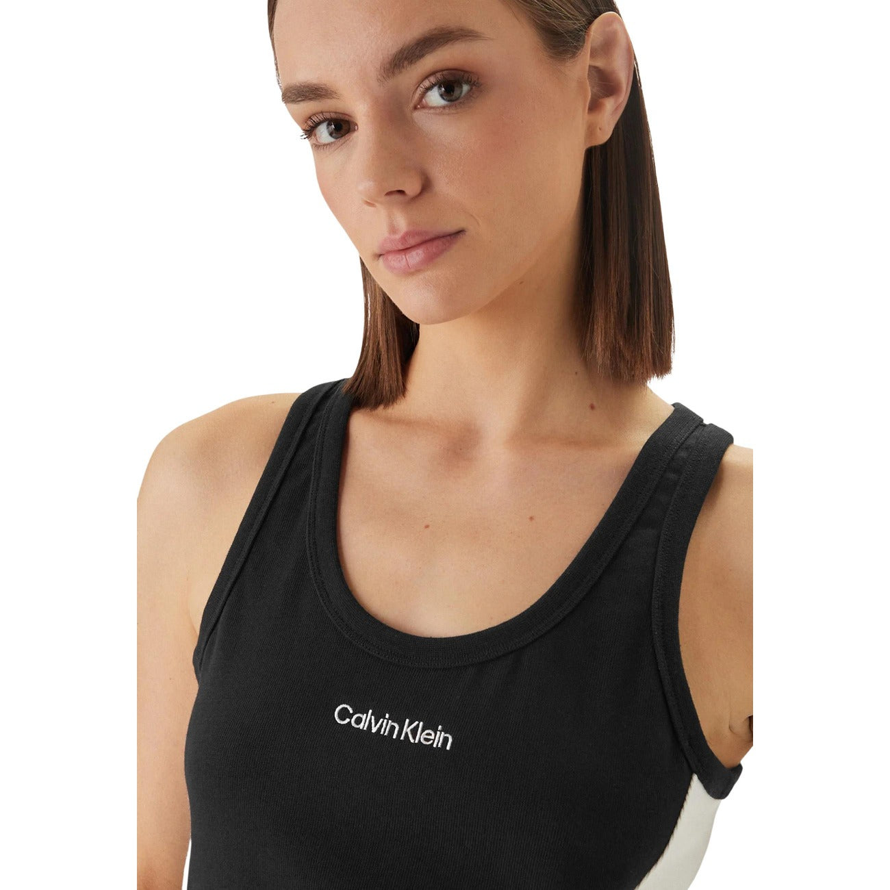 Canotta Jersey Calvin Klein; Nero. 100% Cotone. Fit aderente, dettagli laterali a contrasto, logo ricamato. Leggera, traspirante e versatile per sport e relax. Dettaglio scollo frontale 