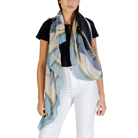 Foulard Liu Jo 120x120; Poliestere Riciclato. Stampa nastri e catene, leggero e versatile. Accessorio donna ecosostenibile ed elegante, perfetto per molteplici styling. Indossato da modella