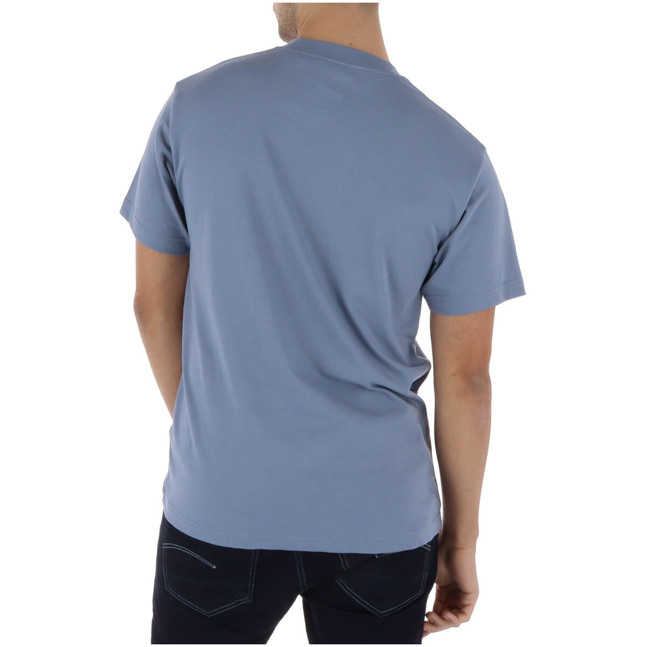 Vans Left Chest Tee; regular fit, taglio lungo, 100% cotone. La t-shirt bianca iconica ed essenziale per lo stile quotidiano. Colore azzurra, vista posteriore 