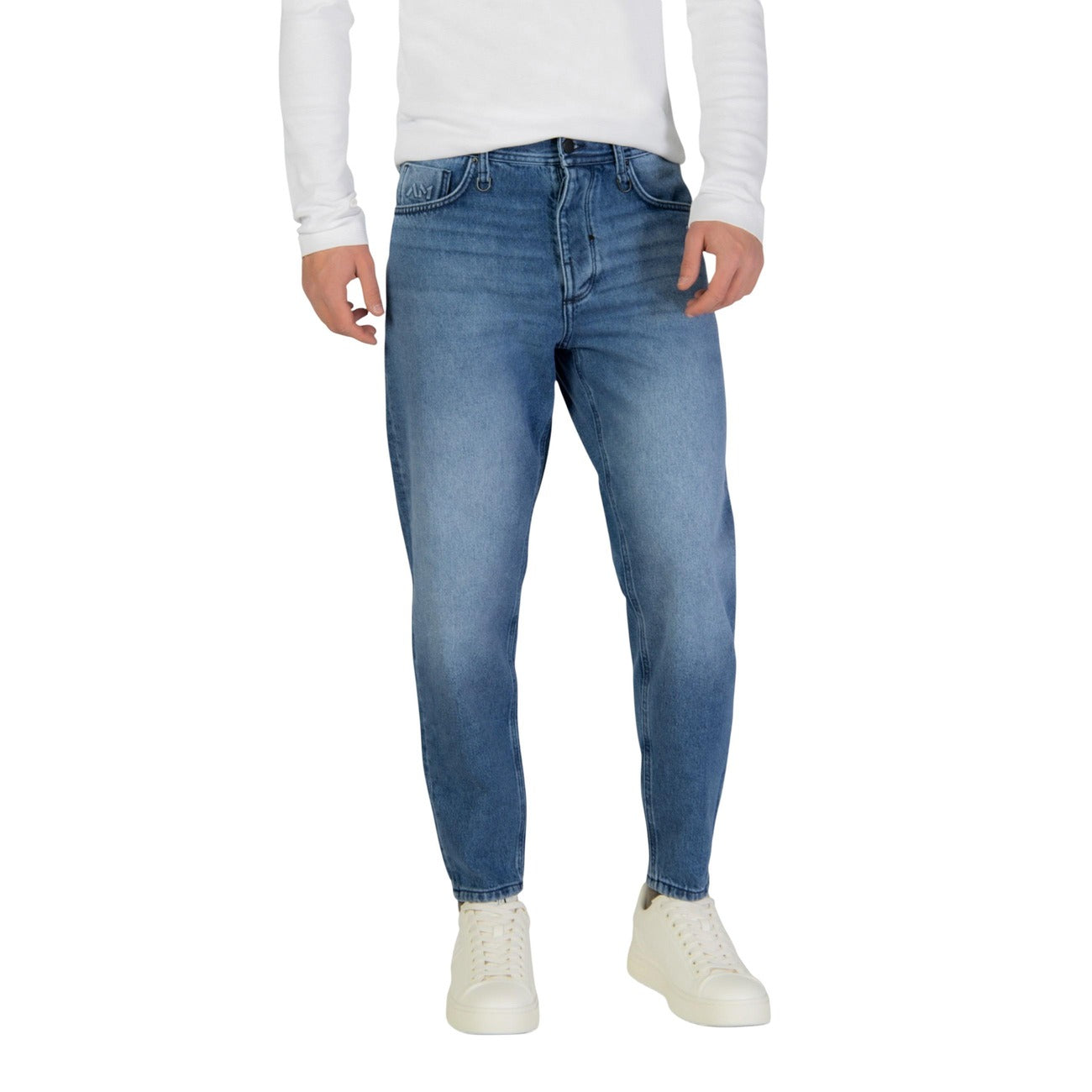 Jeans Baggy Antony Morato; Blu. 100% Cotone. Taglio corto alla caviglia, vestibilità ampia, stile 5 tasche. Denim versatile 4 stagioni, look urban-chic. Vista frontale 