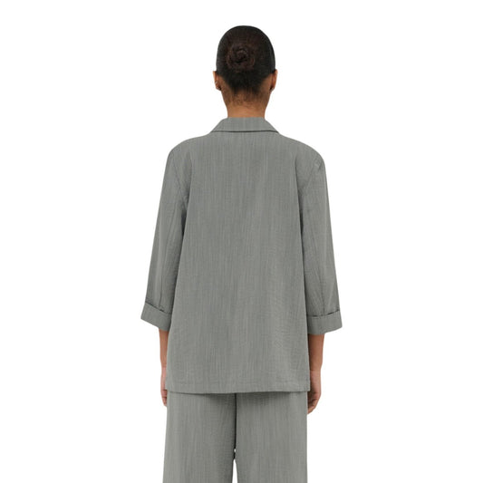 Blazer Only Onlmarsa; Grigio. 53% Viscosa, 35% Poliestere, 12% Nylon. Maniche 3/4, vestibilità regular, tessuto leggero. Perfetto per outfit casual-business 4 stagioni. Posteriore 