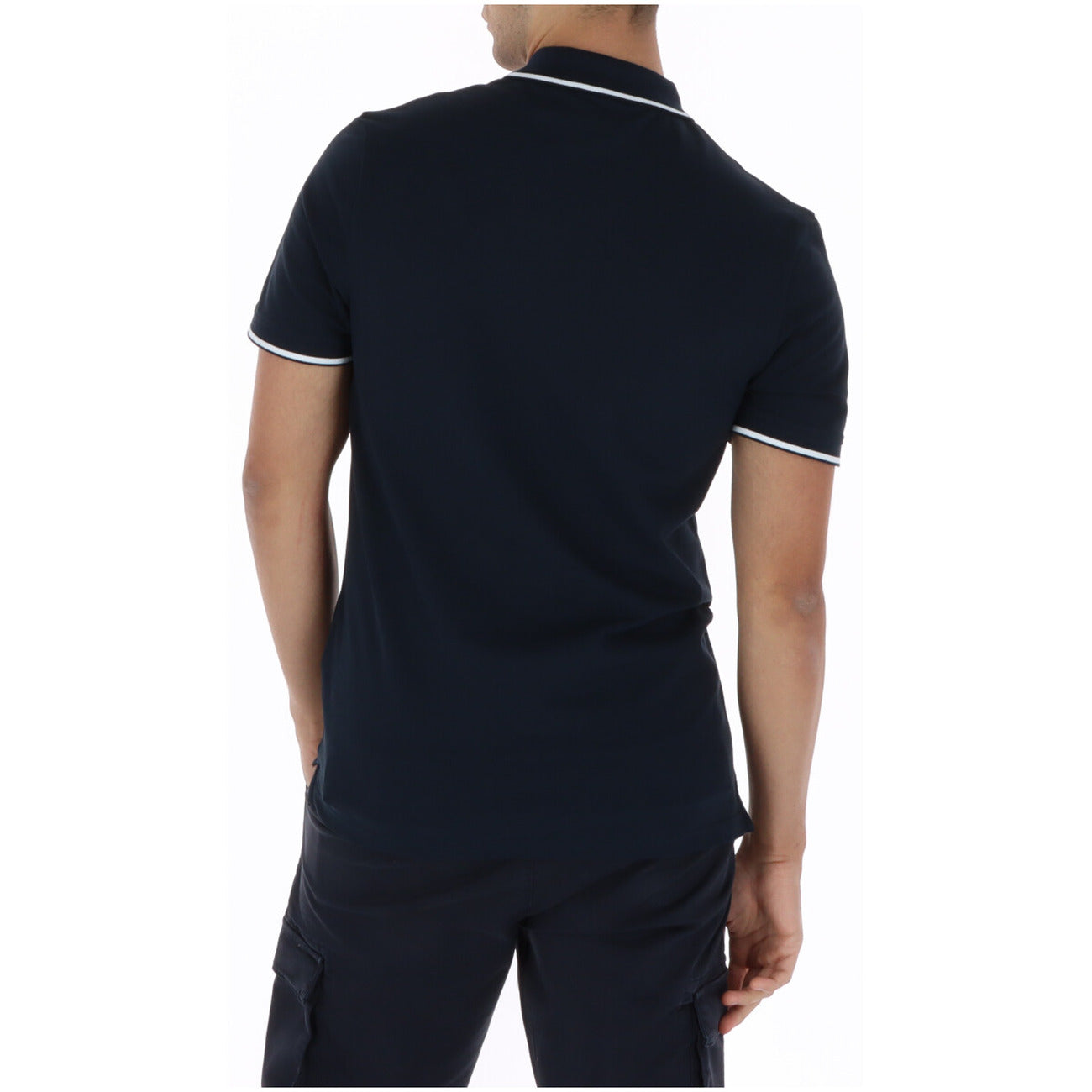 Polo Lyle & Scott Tipped; 100% Cotone. Profili a contrasto, vestibilità regolare, tessuto morbido. Maglia uomo con colletto strutturato e logo ricamato per la PE26. Vista posteriore 