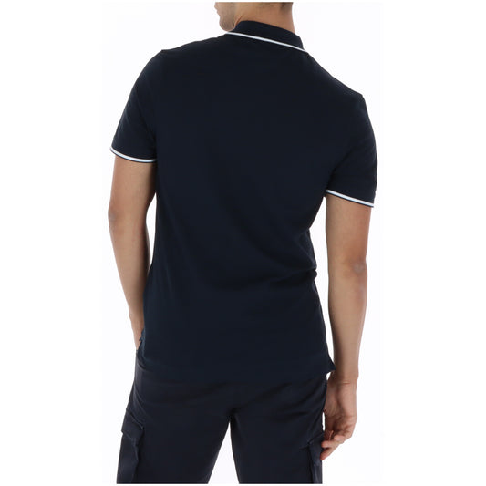 Polo Lyle & Scott Tipped; 100% Cotone. Profili a contrasto, vestibilità regolare, tessuto morbido. Maglia uomo con colletto strutturato e logo ricamato per la PE26. Vista posteriore 
