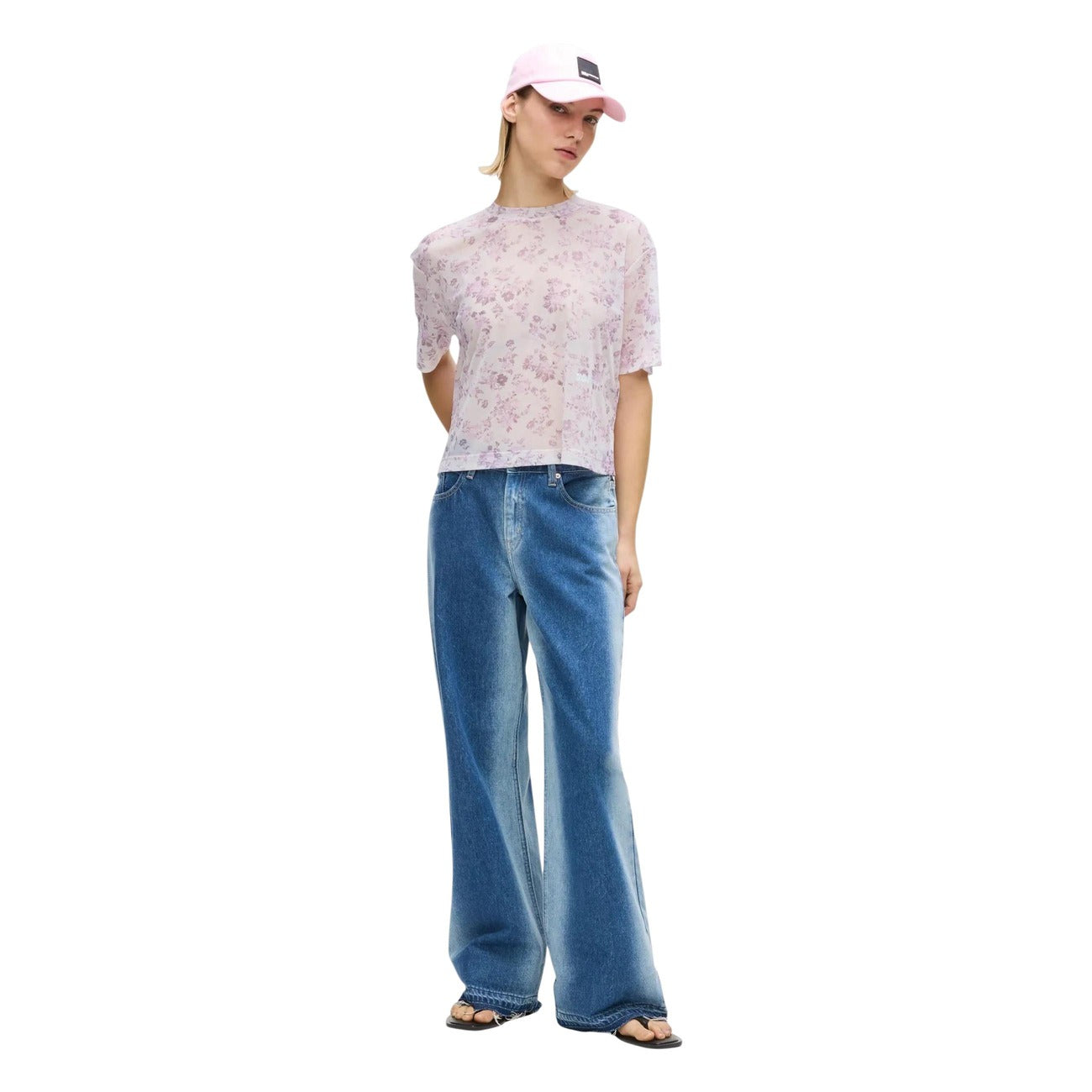 T-shirt Mesh Karl Lagerfeld Jeans; Rosa Floreale. Tessuto a rete trasparente, 95% Poliestere, 5% Elastan. Taglio squadrato con spacchetti laterali. Lavabile a 30°C, stile iconico e moderno. Figura intera 