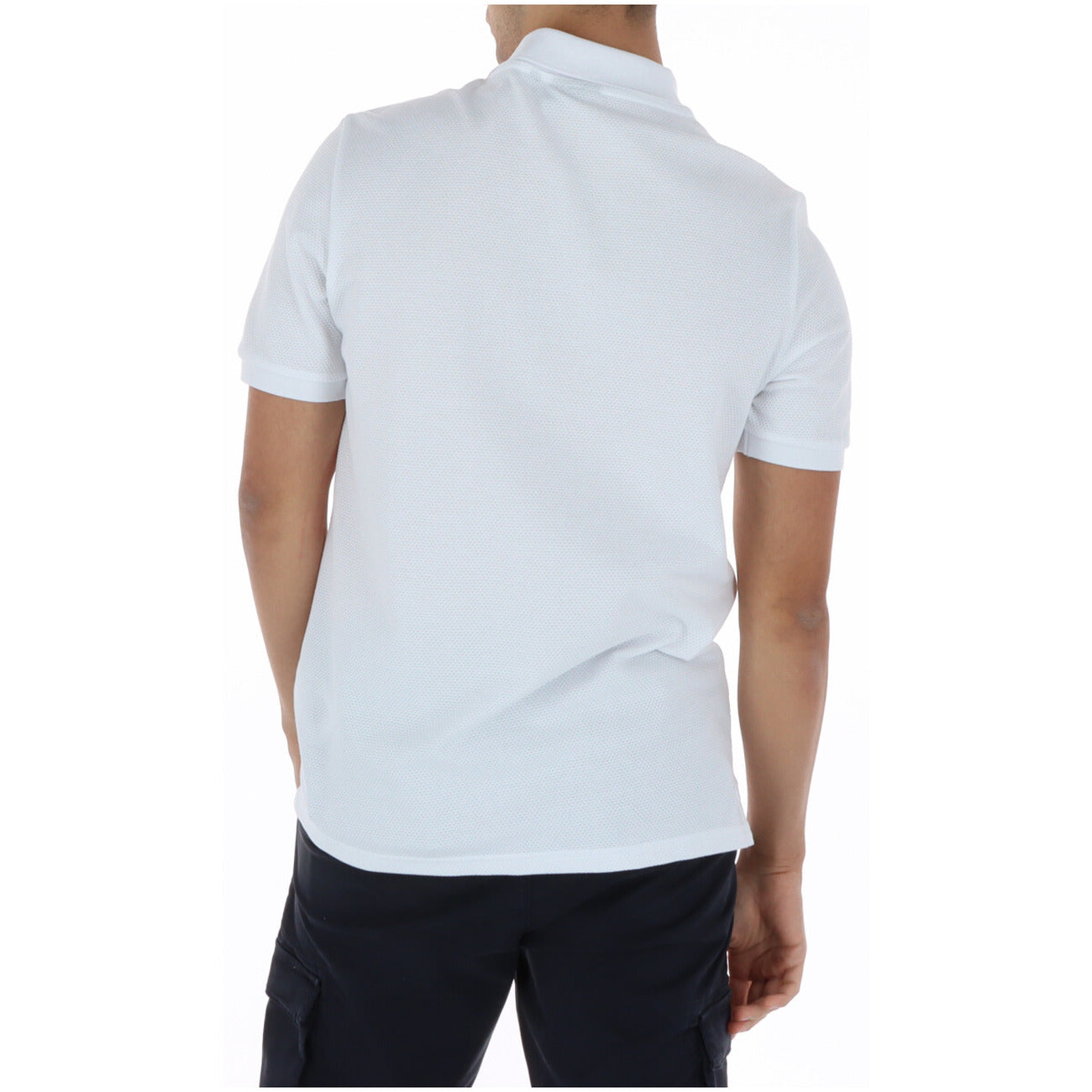 Polo Jacquard Testurizzata; Cotone Stretch. Trama a rilievo, vestibilità regolare, tessuto elastico. Maglia uomo girocollo ricercata e confortevole per la PE26. Vista posteriore 
