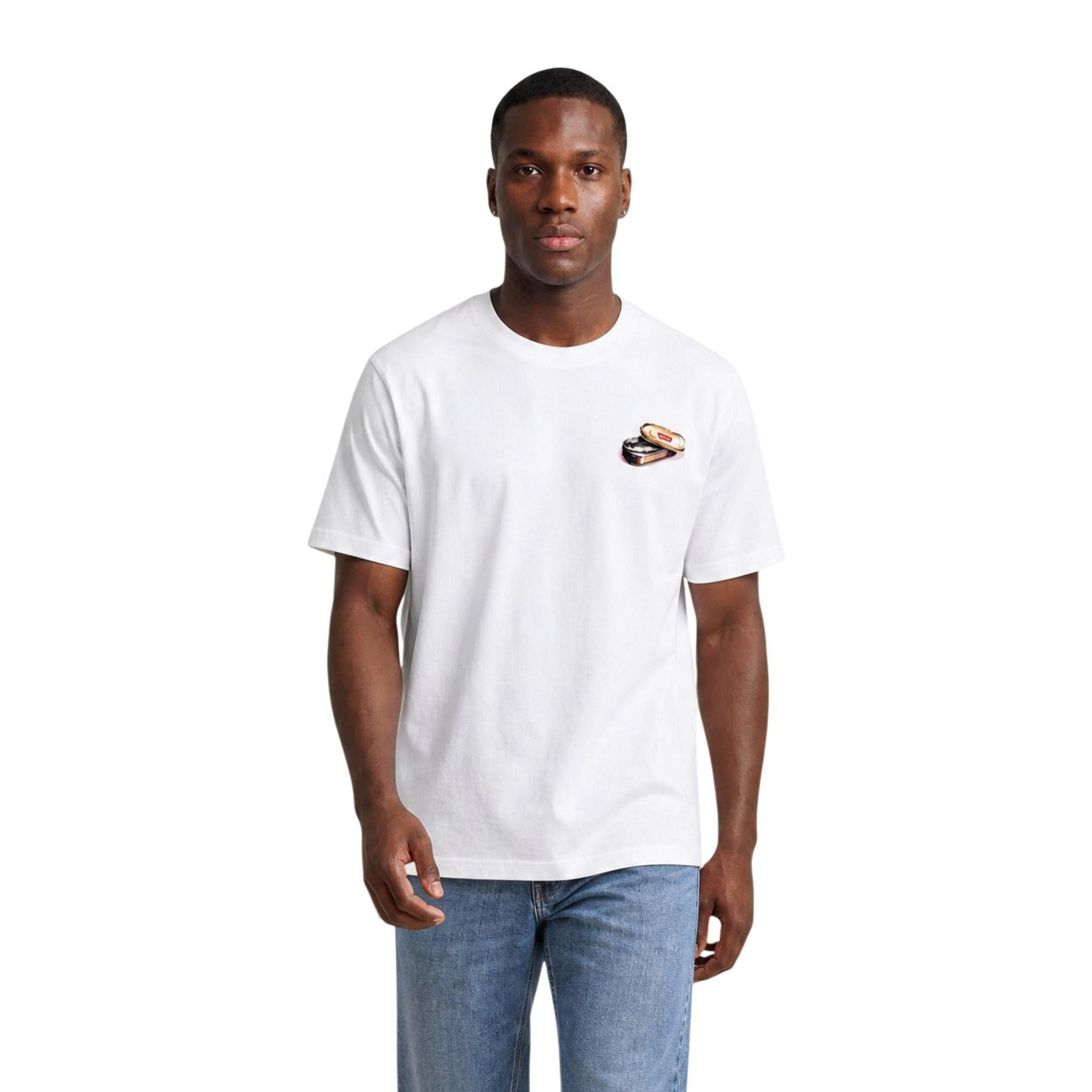 T-shirt Bianca Levi's®; Grafica Food & Deli. 100% Cotone. Vestibilità relaxed, girocollo, stampa fronte-retro "You've been served". Fresca, creativa e di carattere. Frontale 