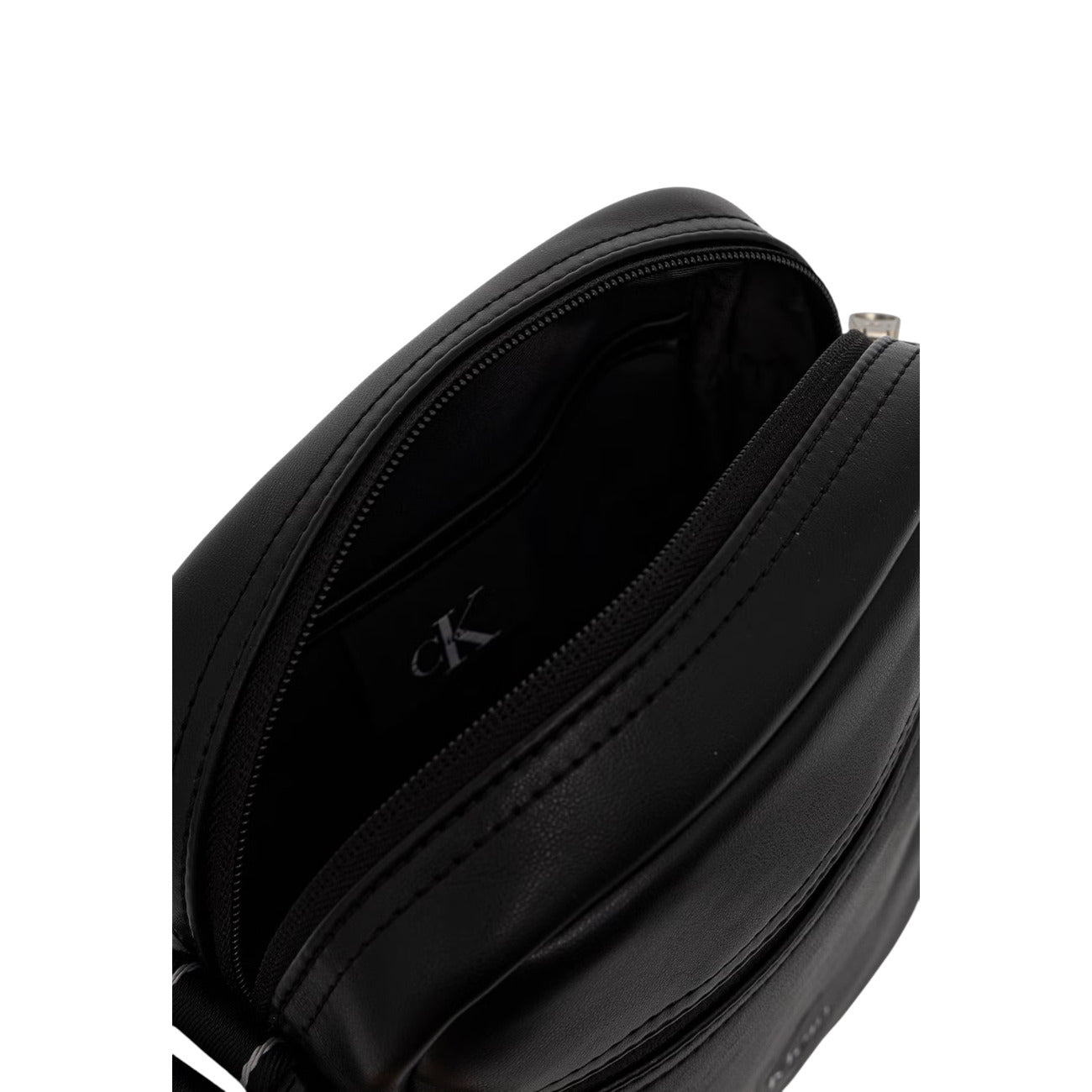 Borsa Tracolla Uomo Calvin Klein Bold Reporter; Nero. 100% Poliuretano liscio, maxi logo frontale, tracolla in nastro logato, tasca esterna zippata. Dimensioni intermedie (18x23 cm), stile casual-streetwear 4 stagioni. Vista apertura 