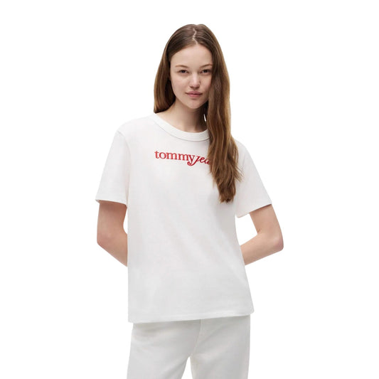 T-shirt Tommy Jeans donna bianca modello DW0DW22812. Maglietta a maniche corte casual in cotone biologico e sostenibile con logo ricamato a rilievo sul davanti e scollo tondo, stile streetwear urban minimale per la primavera estate.