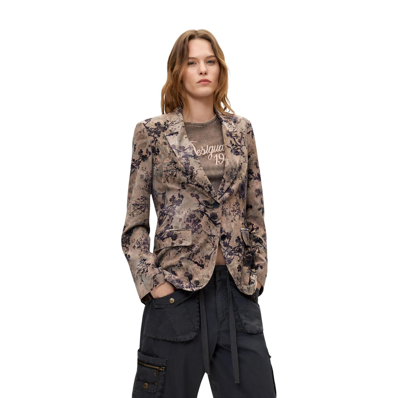 Blazer Desigual donna beige floreale modello AME_CHERRIE. Giacca elegante da donna in velluto floccato con stampa giapponese o orientale marrone e revers stile boho-chic e sartoriale.