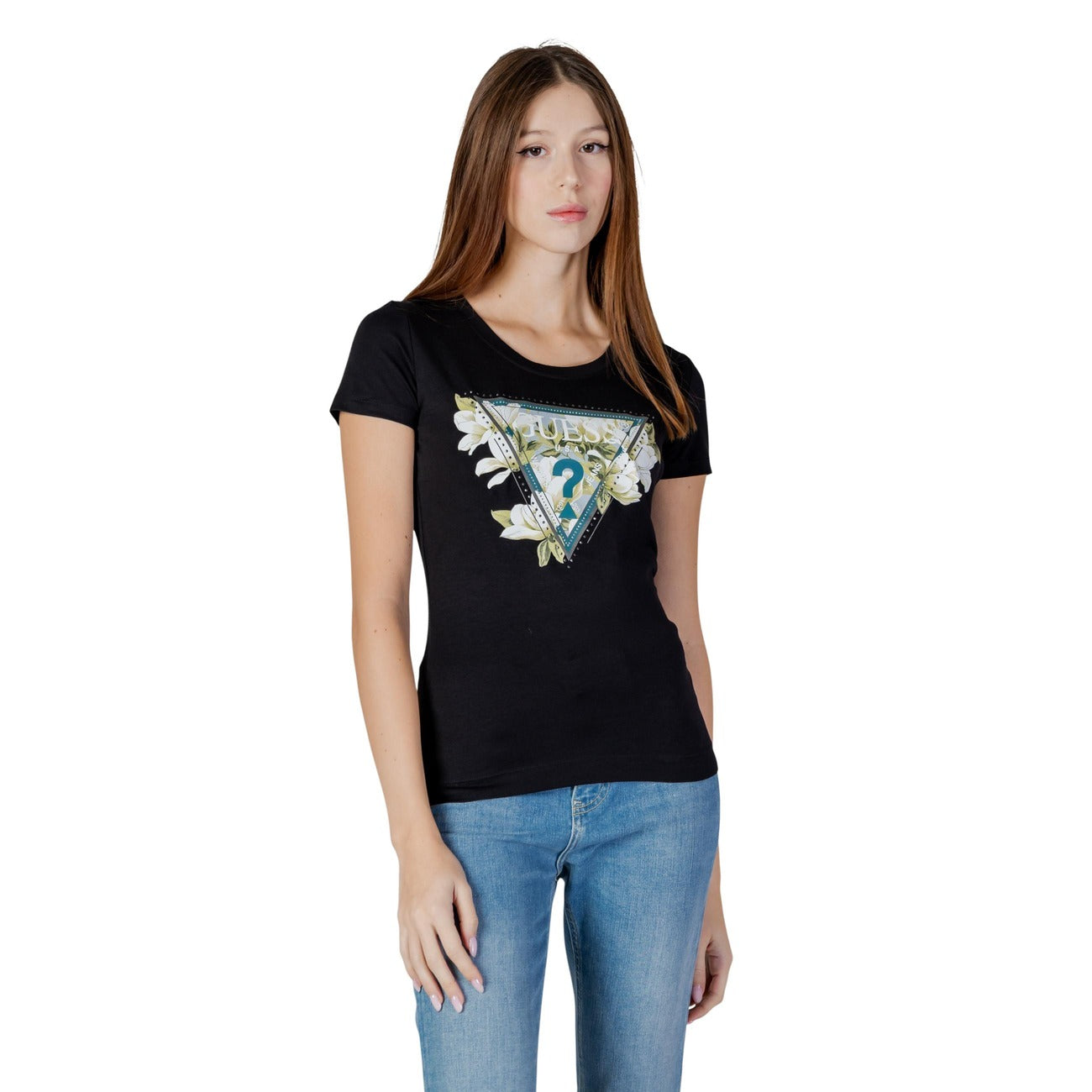 T-shirt Guess Camelia Triangle; Nero. Cotone elasticizzato, vestibilità slim. Logo con strass applicati, girocollo, maniche corte. Stile iconico e femminile. Vista frontale 