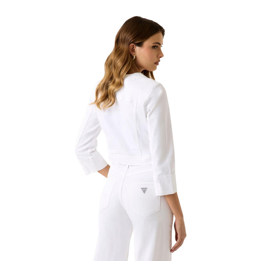 Giubbotto Crop Guess Rosalia; Bianco. 98% Cotone, 2% Elastam. Maniche 3/4, tasche con bottoni logati, chiusura zip. Elegante, leggero e versatile per la primavera 2026. Posteriore 