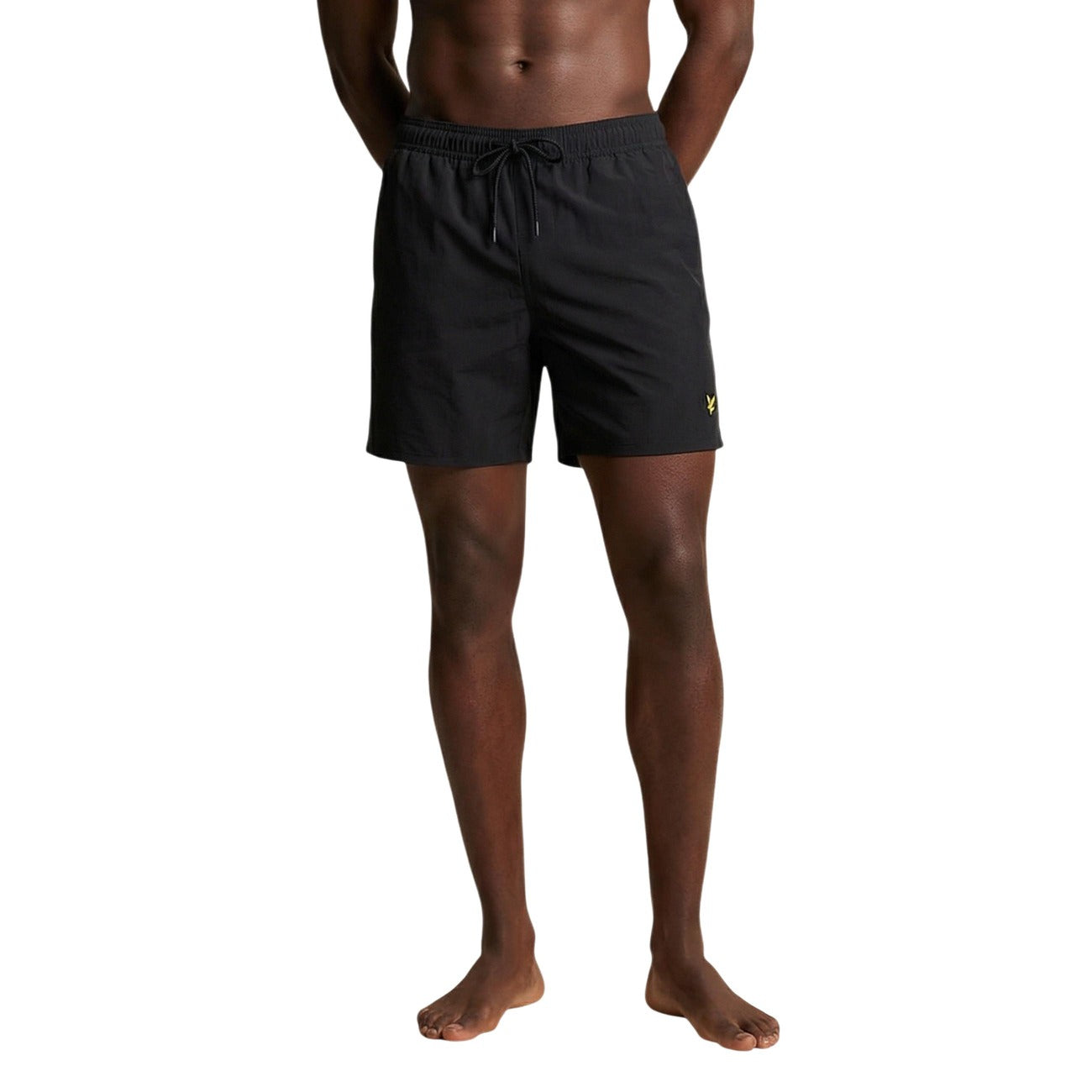 Costume boxer Lyle & Scott nero uomo SH1204VB. Pantaloncino da bagno uomo nero mare e piscina in nylon poliammide leggero e traspirante con coulisse in vita e logo aquila ricamato, pantaloncini mare casual.