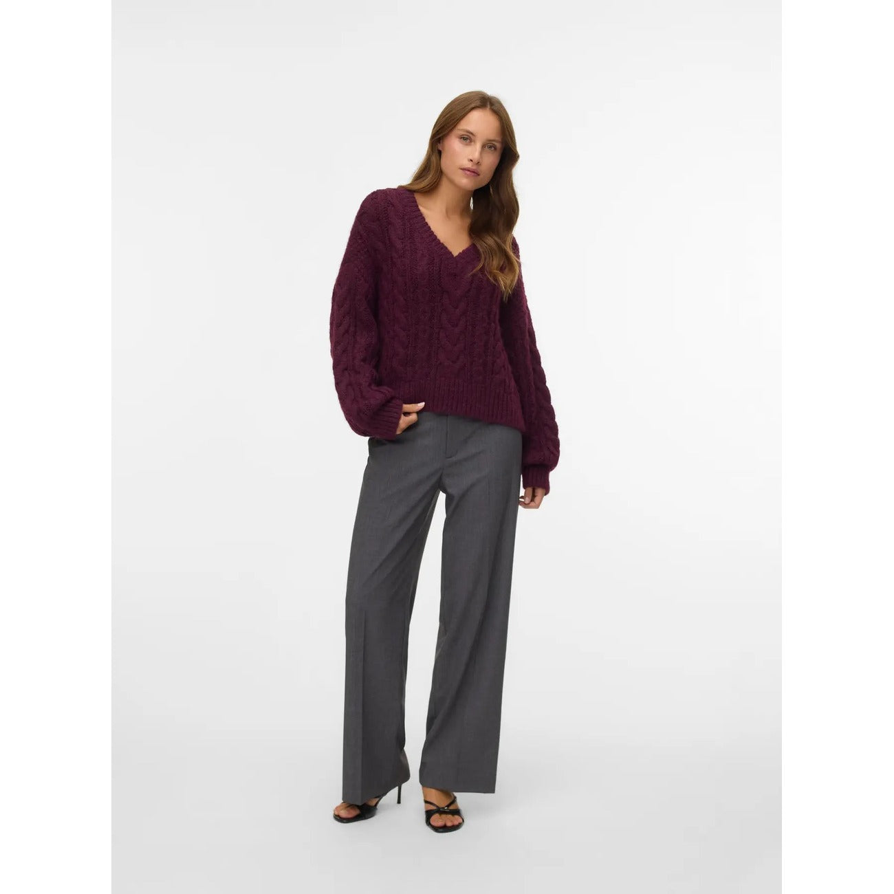 Pantaloni Sartoriali Donna Grigi Vero Moda Straight; Taglio dritto su misura in poliestere e viscosa elastica. Vita media con passanti, chiusura con zip e bottone, stile elegante e business primavera-estate. Figura intera frontale 
