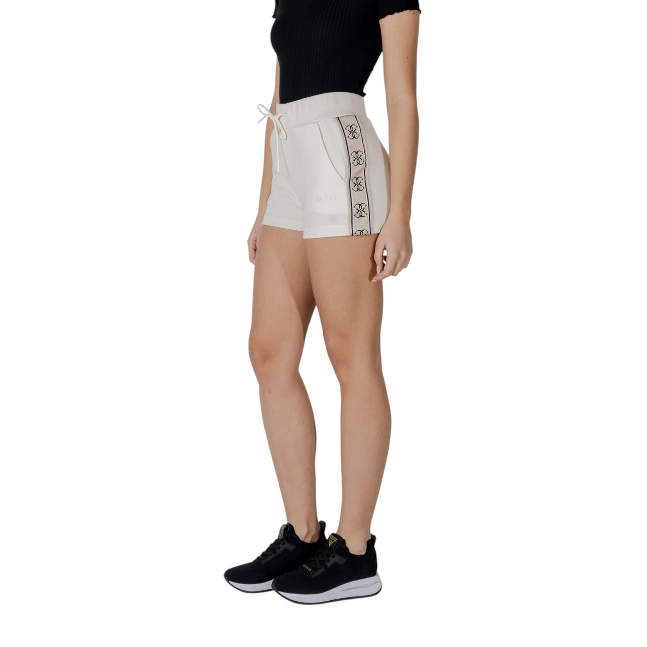 Shorts Guess Active MIT SEITENSTREIFEN donna bianchi con lacci 51% cotone 49% poliestere - vista frontale laterale indossati da modello dettaglio logo 